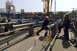 Montagearbeiter setzten auf einer Industriebaustelle verschiedene Rohrsysteme zusammen